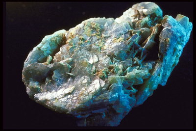 Ярко-голубой тон на стенках кристалла