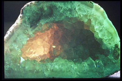 Зеленый цвет кристалла. Пустая средина