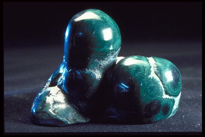 Темно-зеленый камень круглой формы