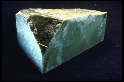 Камень с светло-зелеными стенками и темно-зеленой срединой