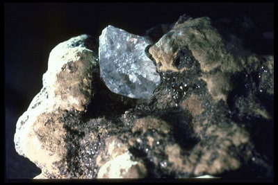 Прозрачный кристалл овальной формы