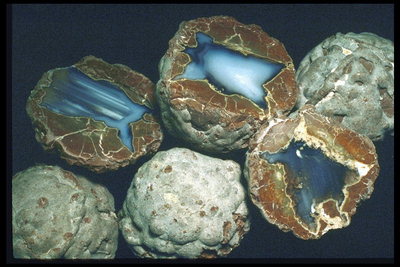Прозрачный кристалл в каменной оболочке