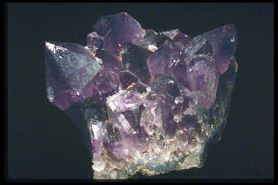 Темно-сиреневый и фиолетовый камень