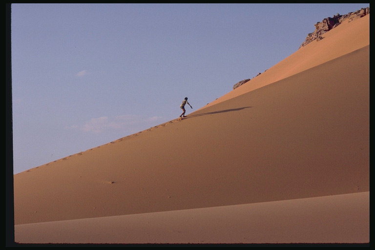 Людина в пустині