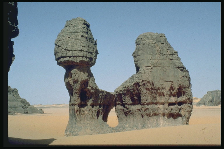 Pojedyncze skałach pustyni niezwykły kształt