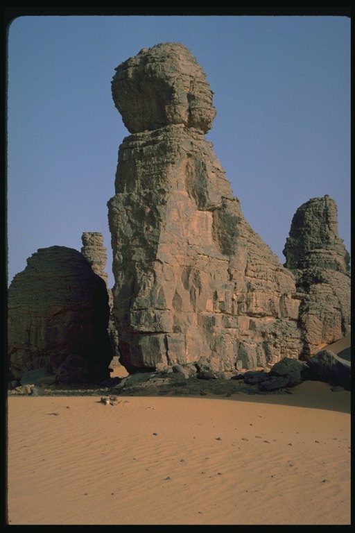 Csoport sziklák a sivatagban