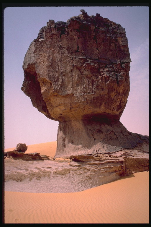 אבן ב במדבר של צורה יוצאת דופן