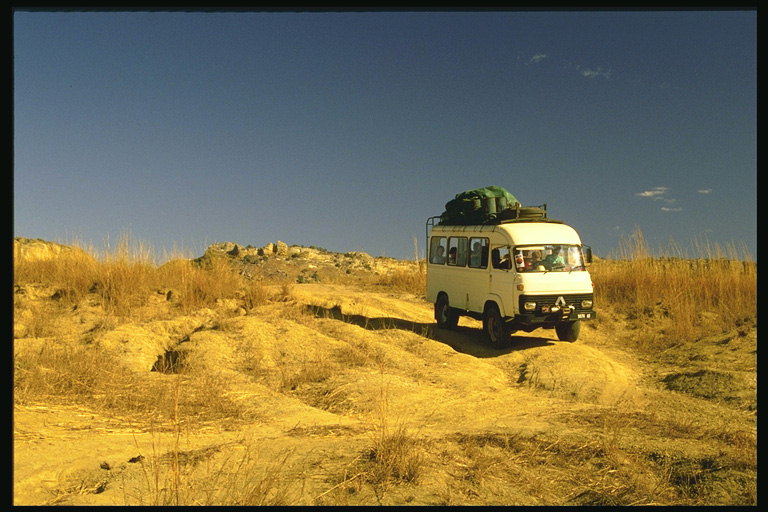 รถโดยสารในทะเลทรายกับนักท่องเที่ยว