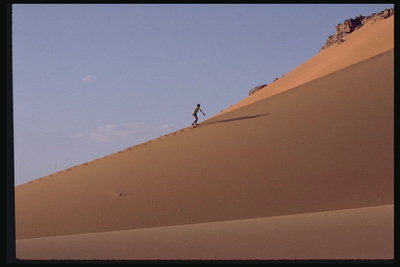 Omul in desert