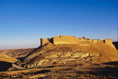 Рухнувшая крепость в пустыни 