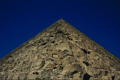 Древняя пирамида. Вид снизу 