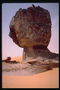 Un rocher dans le désert de forme atypique
