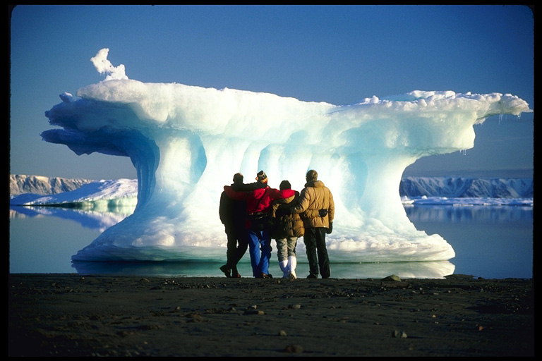 На фоне большого куска льда