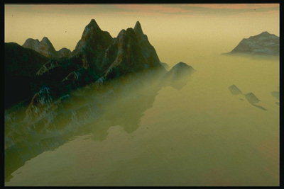 Туман. Отражение гор в воде