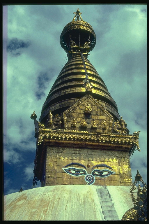 Башня храма с рисунком глаз на стене