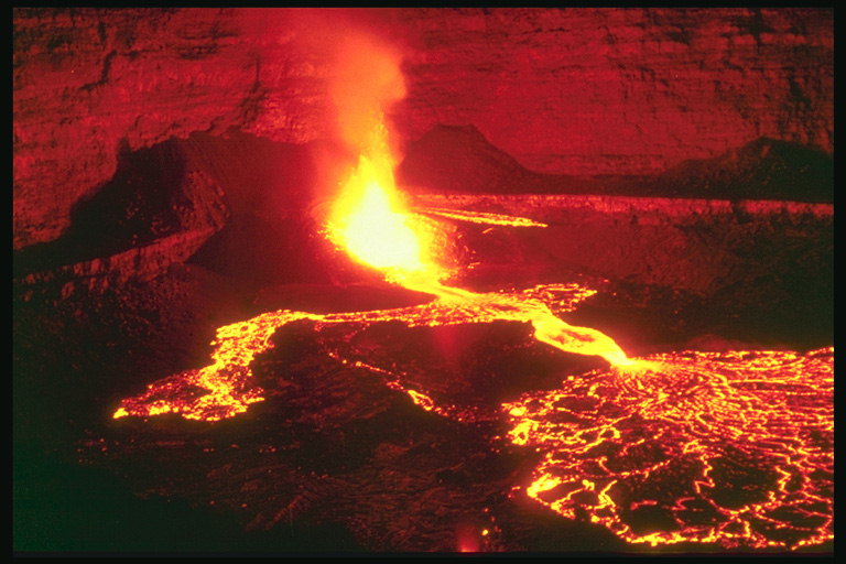 Горящая лава. Извержение вулкана