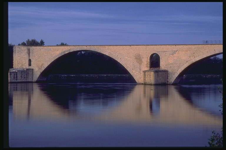 Мост с светло-коричневого камня