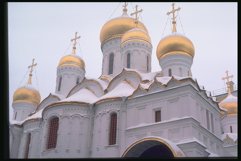 Золото куполов церкви. Снег на крыше дома