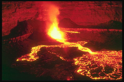 Горящая лава. Извержение вулкана