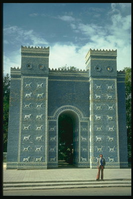 Каменные ворота в сером тоне с рисунками животных на стенах