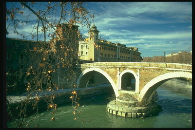 Старинный мост через реку