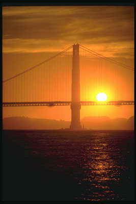 Силуэт моста в золотых лучах солнца