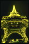 Ярко-желтое сияние Эйфелевой башни в ночное время