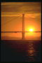 Силуэт моста в золотых лучах солнца