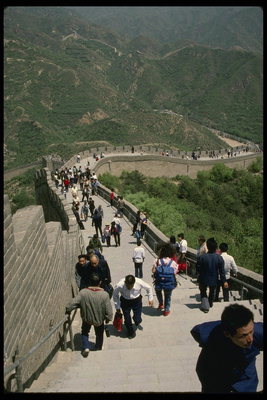 Великая китайская стена. Туристы идут по дорожке
