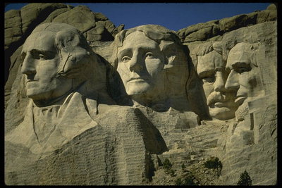 Высеченные бюсты американских президентов на скале
