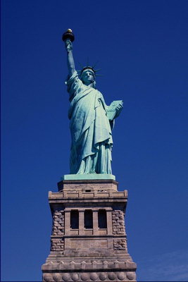 Статуя Свободы с факелом в руках