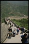 Великая китайская стена. Туристы идут по дорожке