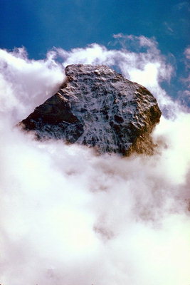Вершина горы в дымке облаков