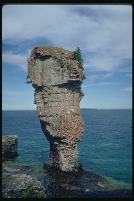 Скала необычной формы на берегу моря