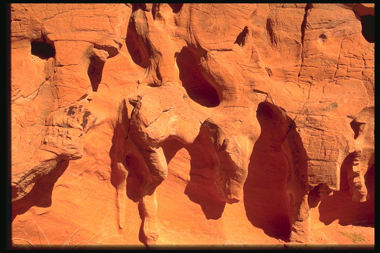 Скала с каменными фигурами