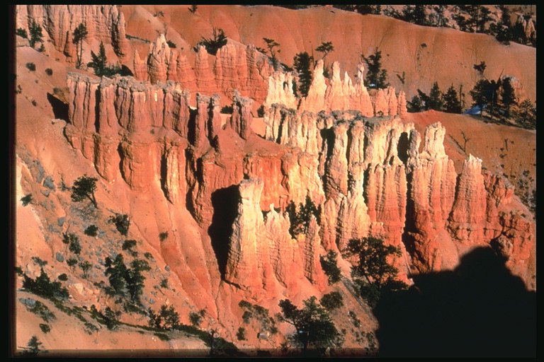 Красно - жёлтые вершины скал расположенные в долине