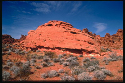 Возвышающаяся скала в пустыне