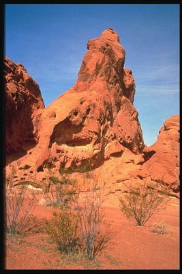 Скалы среди красной пустыни