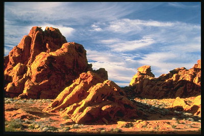 Небольшие скалы в пустыни