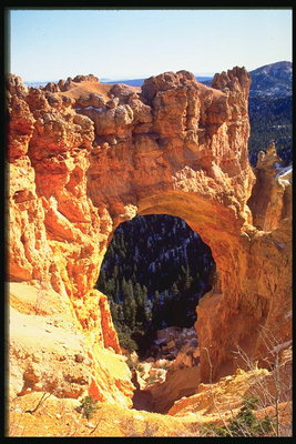 Проход в скале в форме арки