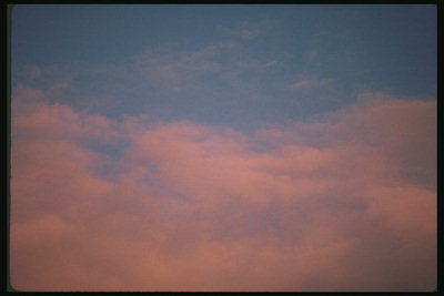 Сочетание голубого неба и розовых облаков