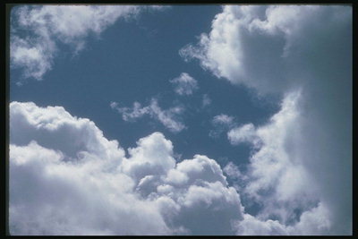 Кусочек неба среди облаков