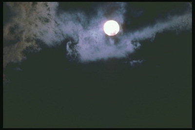 Луна в тумане облаков