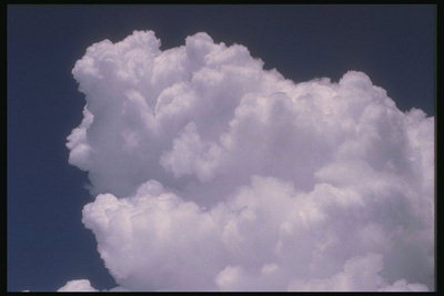 Кусочек облака продолговатой формы