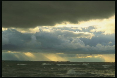 Буря на море и в небесах
