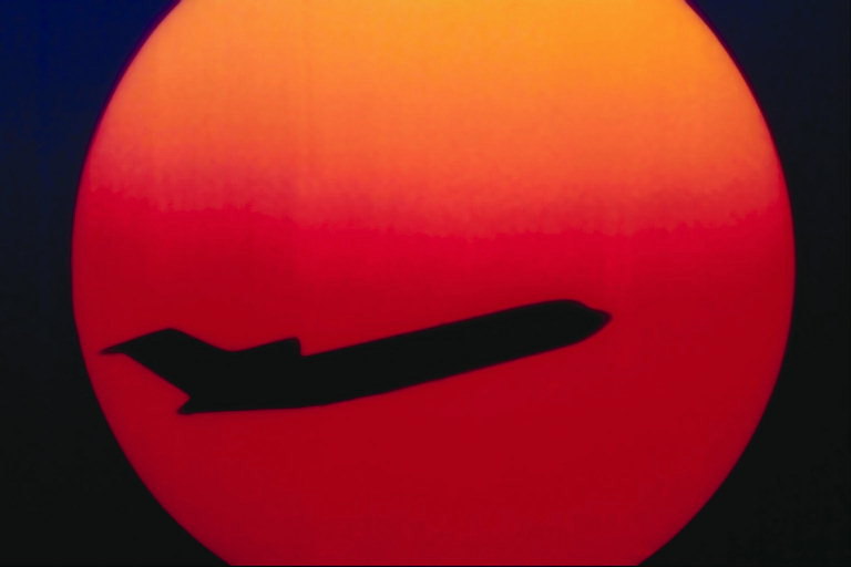 Létající letadlo na pozadí sluneční disk