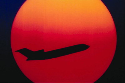 Lietajúci lietadlo na pozadí slnečný disk