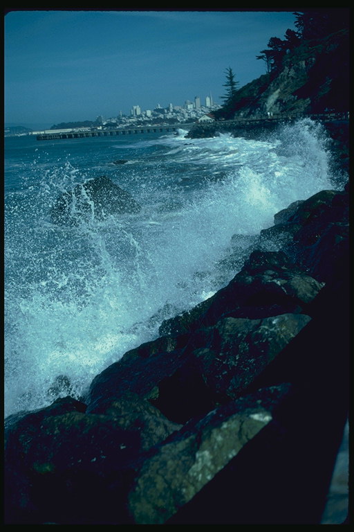 Брызги волн разбивающихся о скалистый берег