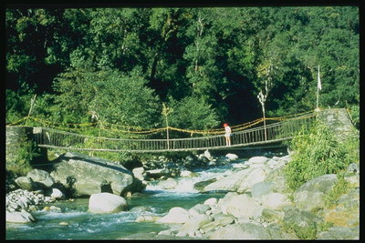 Канатный мостик через реку