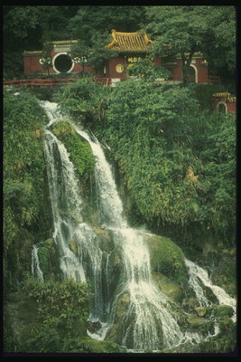 Домик у истоке водопада
